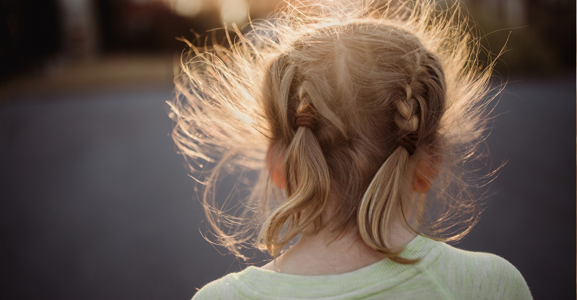 Modelo de costas com cabelo loiro com frizz